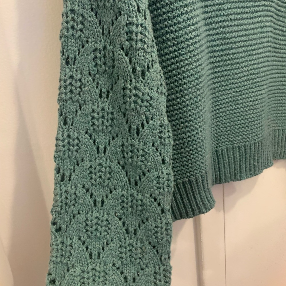 Universal Threads sweater - Picture 2 of 4
